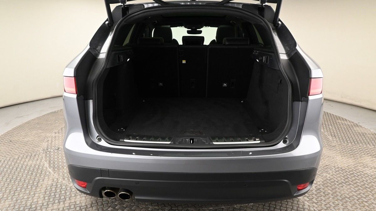 Jaguar F-PACE Image 10