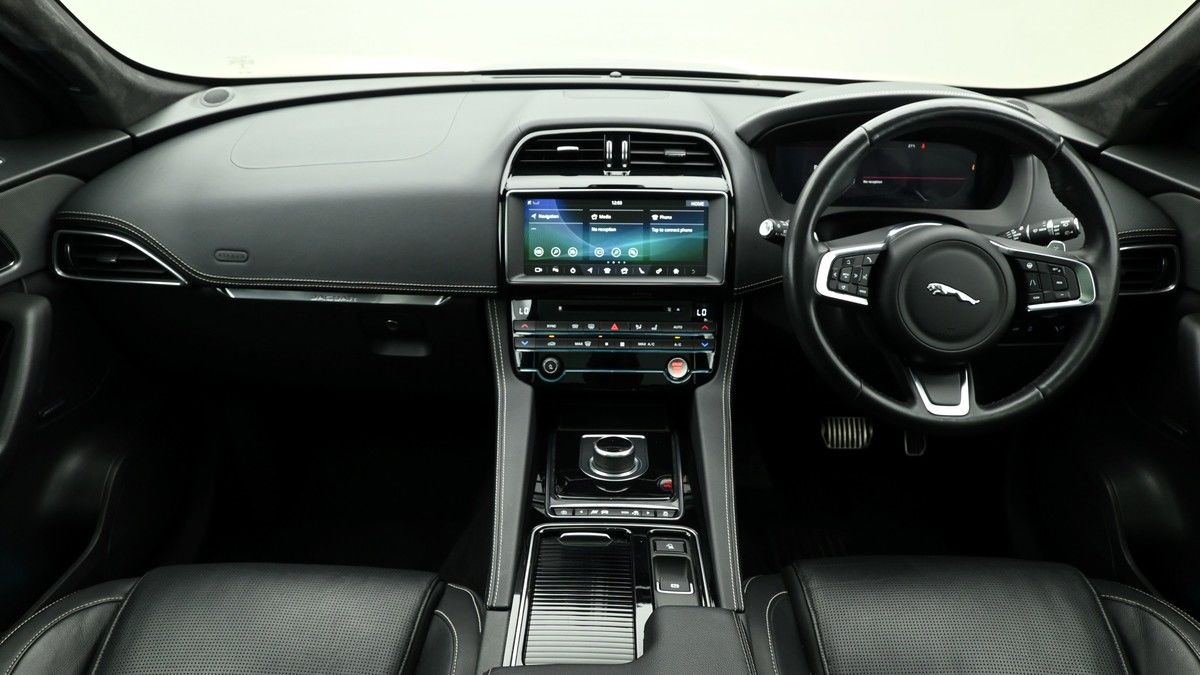 Jaguar F-PACE Image 14