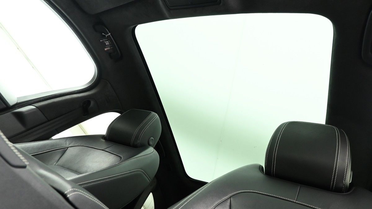 Jaguar F-PACE Image 2