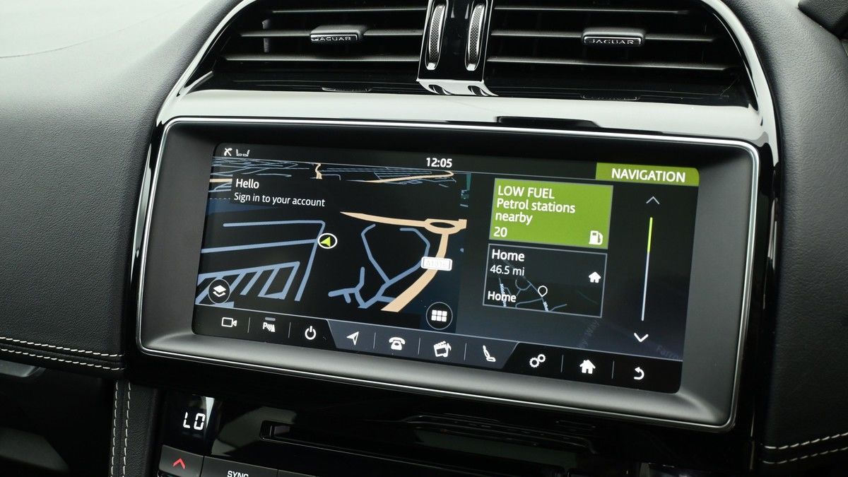 Jaguar F-PACE Image 11