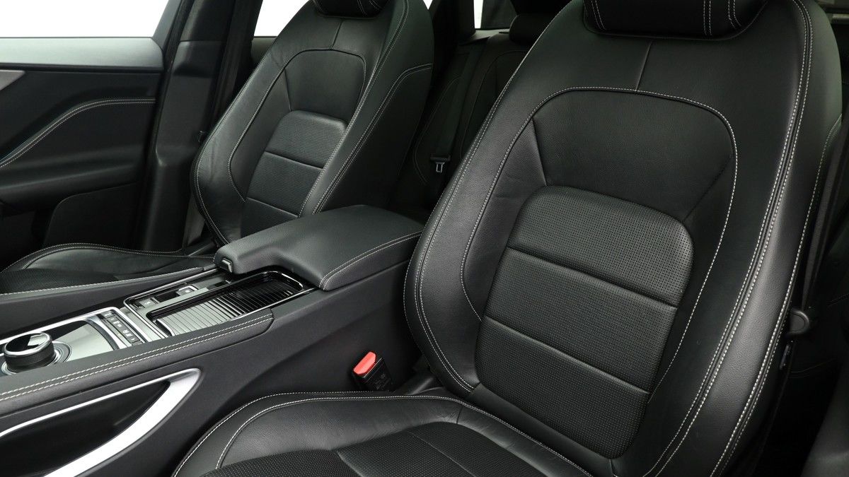 Jaguar F-PACE Image 4