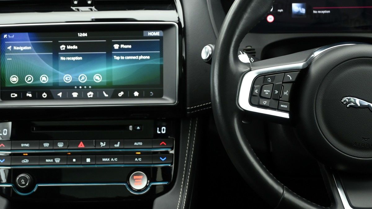 Jaguar F-PACE Image 15