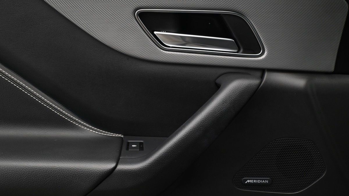 Jaguar F-PACE Image 13