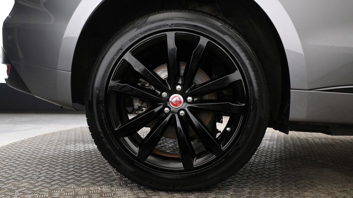 Jaguar F-PACE Image 9