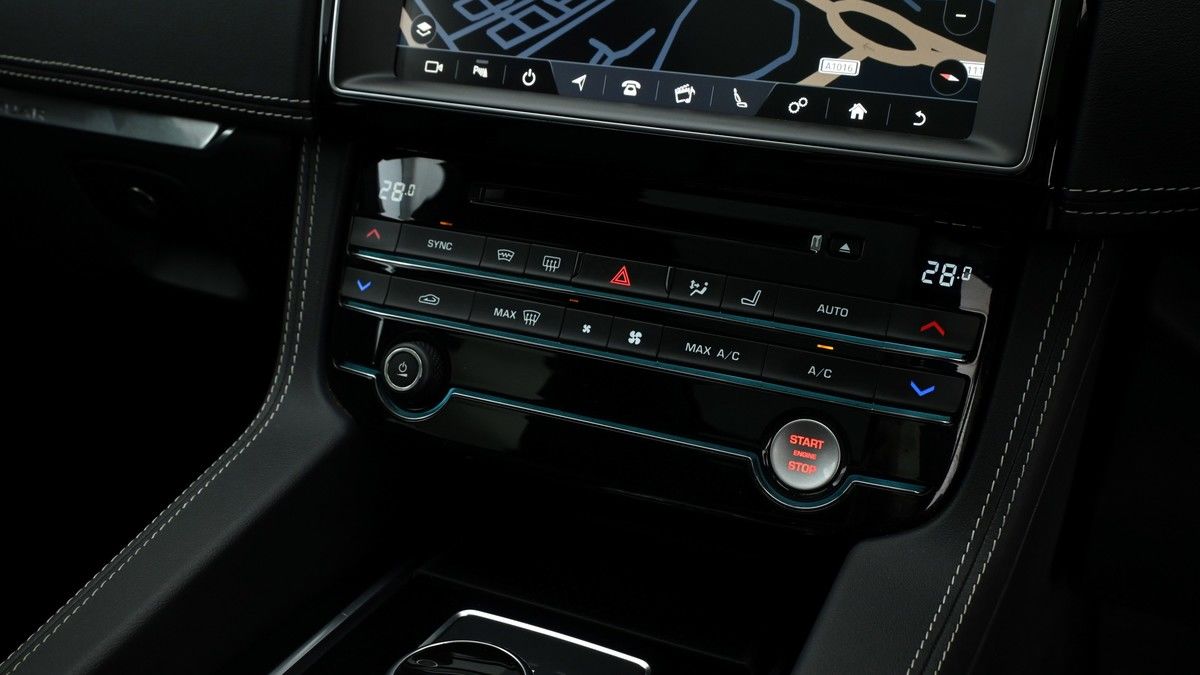 Jaguar F-PACE Image 12