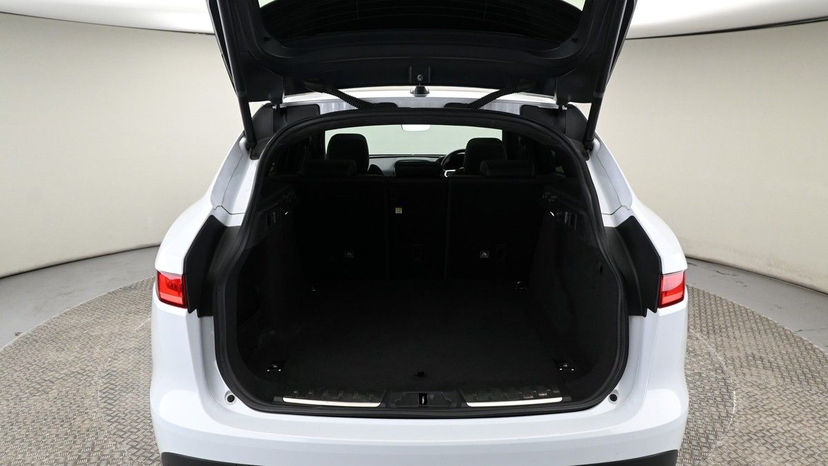 Jaguar F-PACE Image 10