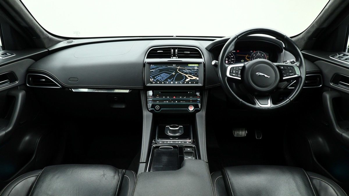 Jaguar F-PACE Image 14