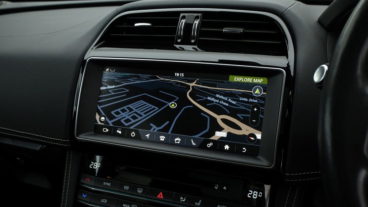 Jaguar F-PACE Image 11