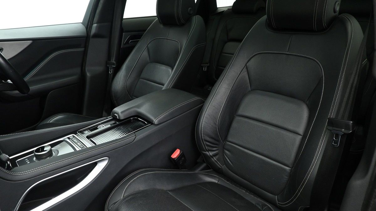 Jaguar F-PACE Image 4