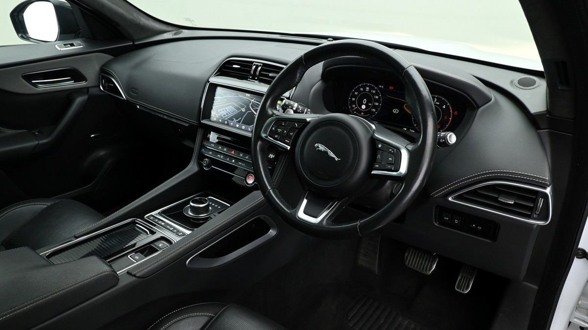 Jaguar F-PACE Image 3