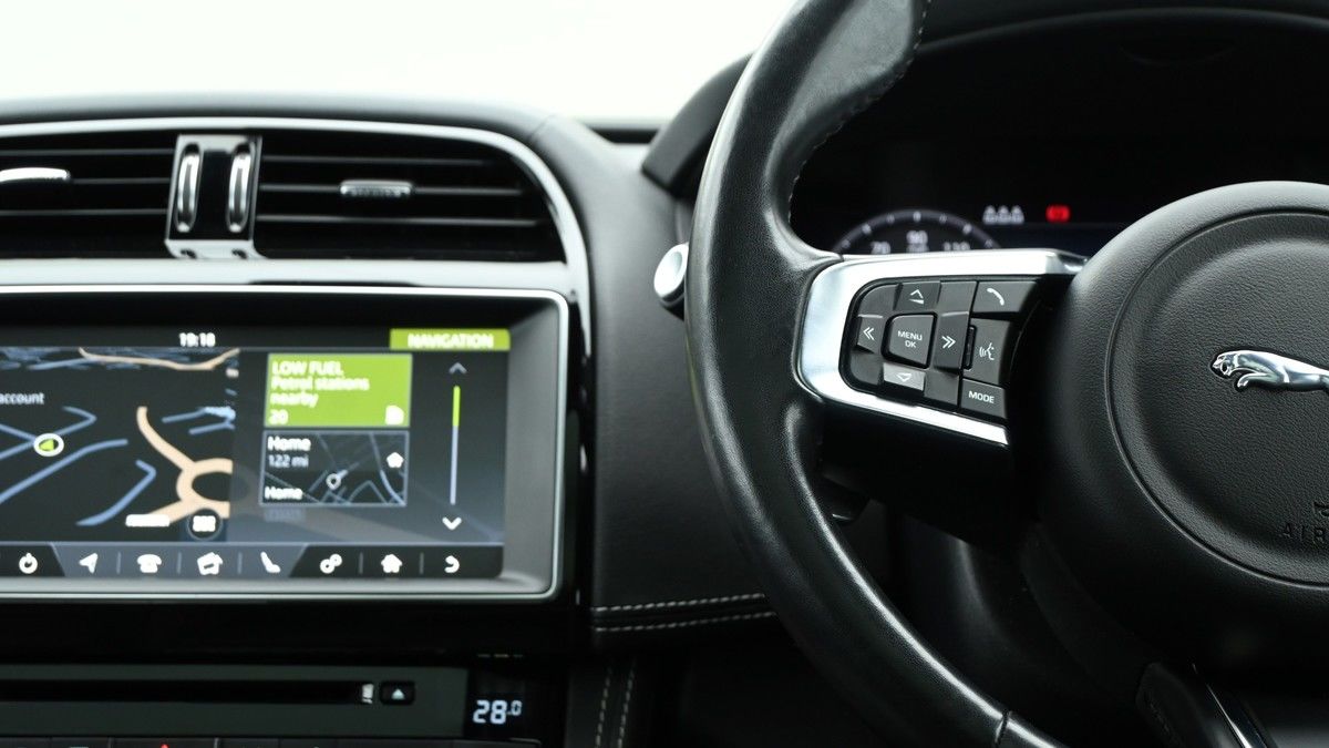 Jaguar F-PACE Image 15