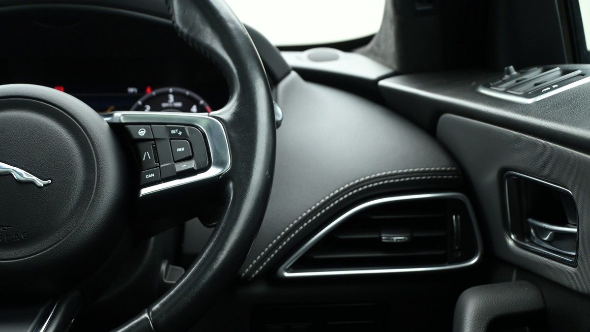 Jaguar F-PACE Image 16