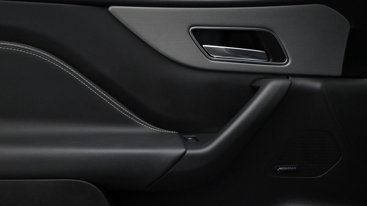 Jaguar F-PACE Image 13