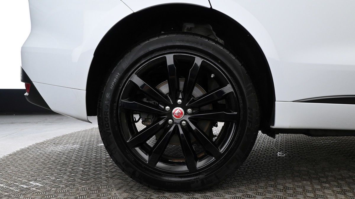 Jaguar F-PACE Image 9