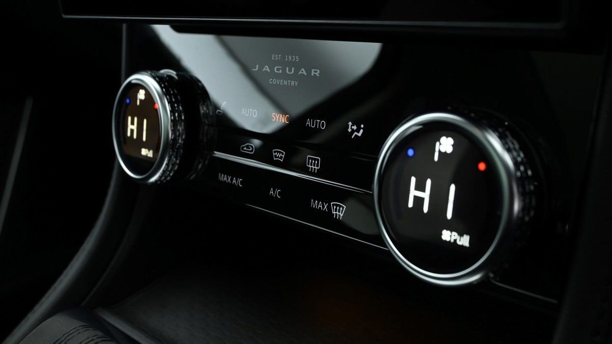 Jaguar F-PACE Image 23