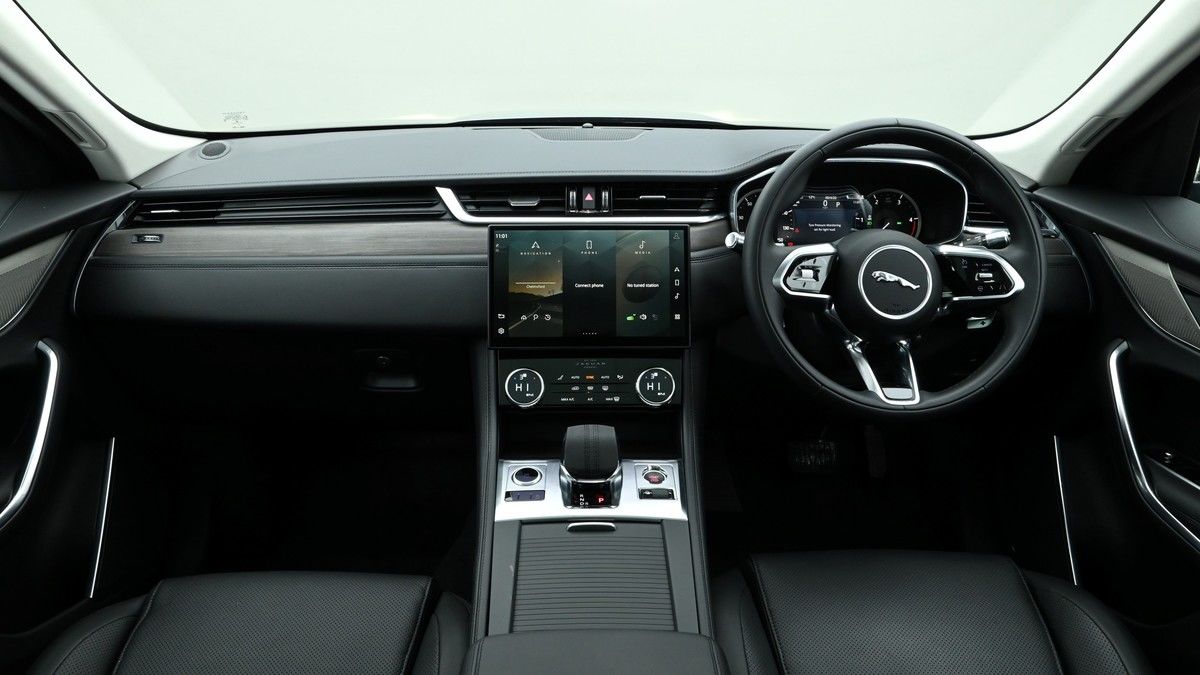 Jaguar F-PACE Image 27