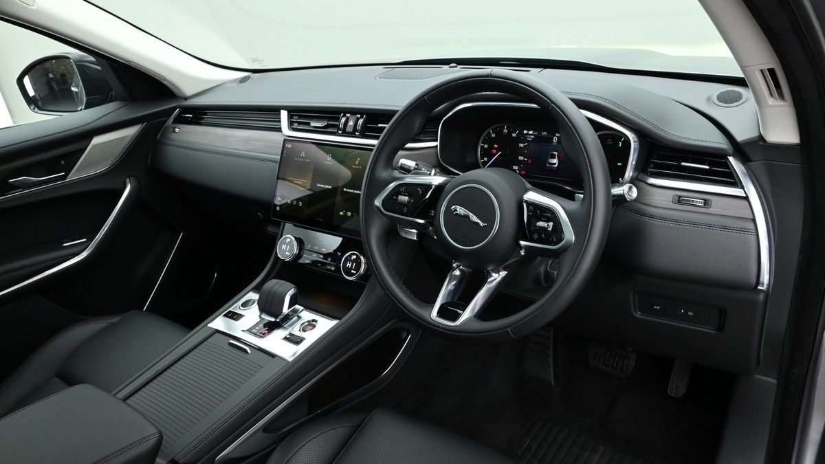 Jaguar F-PACE Image 5