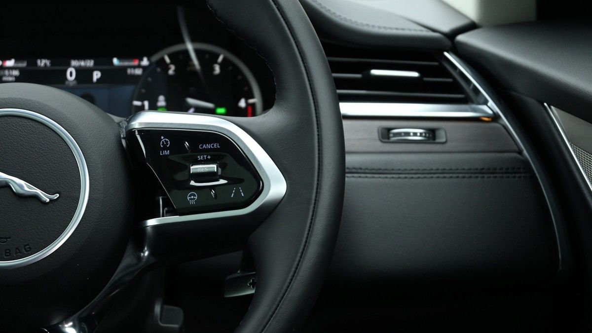Jaguar F-PACE Image 31