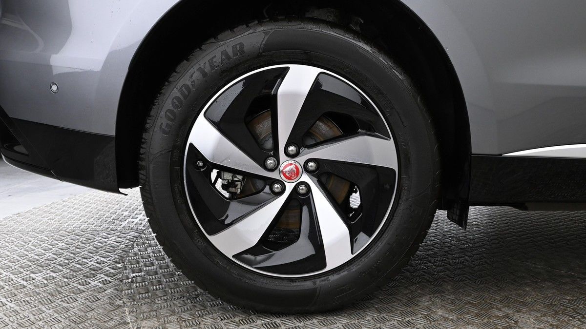 Jaguar F-PACE Image 17