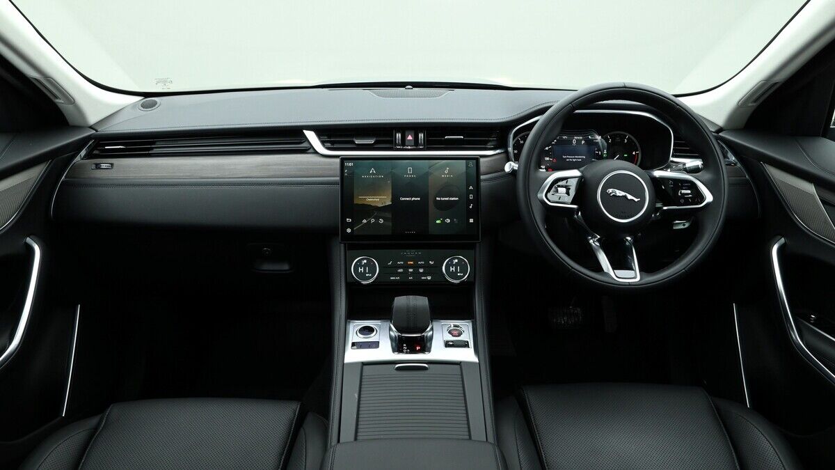Jaguar F-PACE Image 28