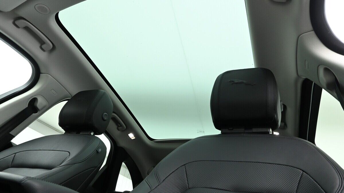 Jaguar F-PACE Image 4