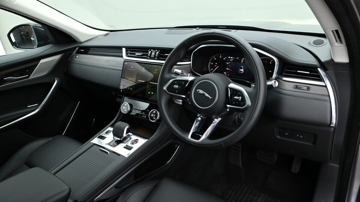 Jaguar F-PACE Image 6