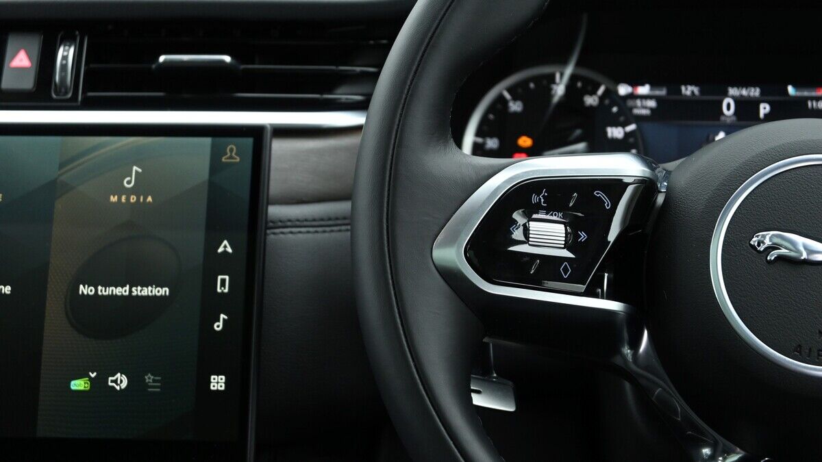Jaguar F-PACE Image 30