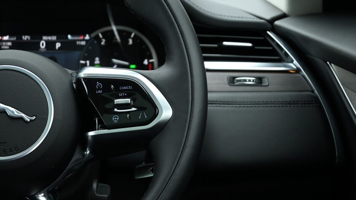Jaguar F-PACE Image 32