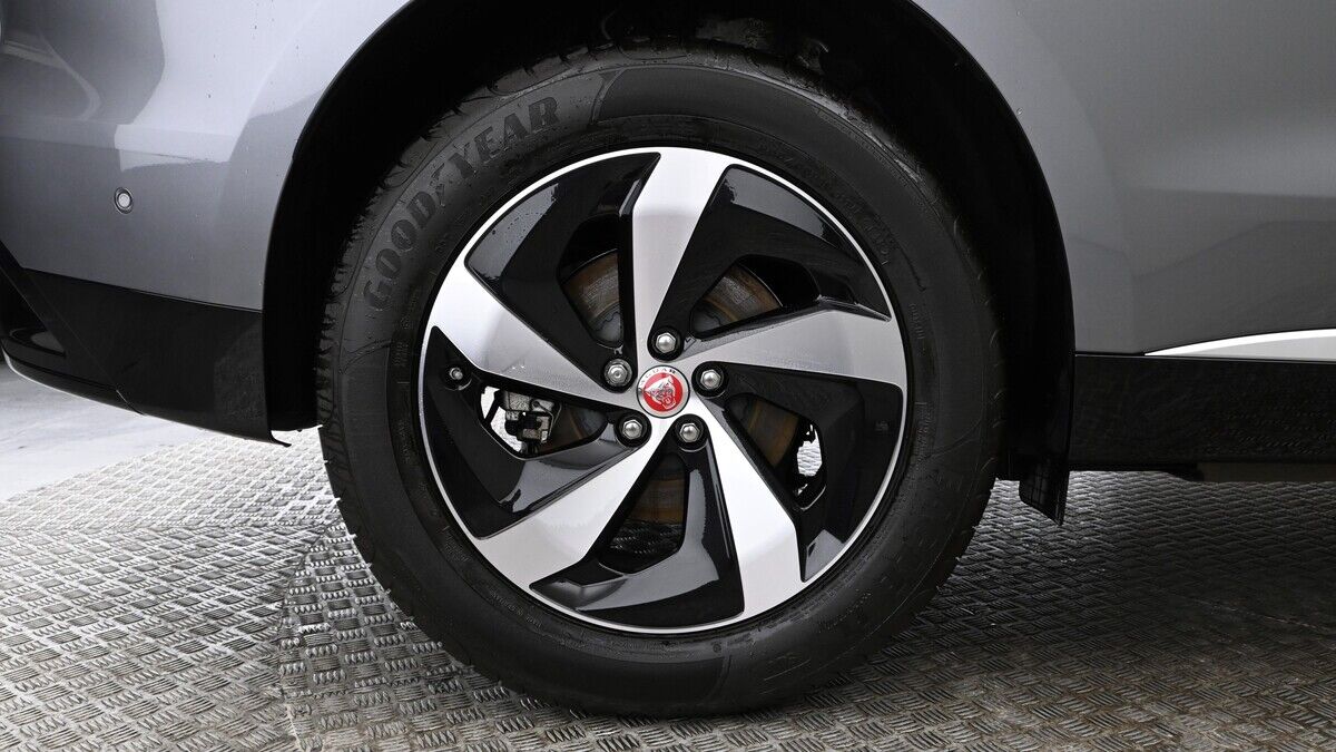 Jaguar F-PACE Image 18