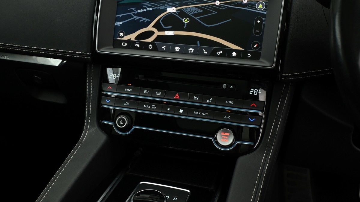 Jaguar F-PACE Image 12