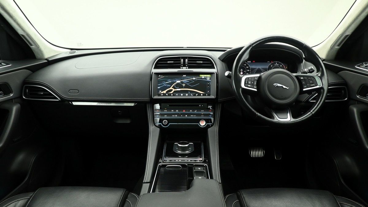 Jaguar F-PACE Image 14