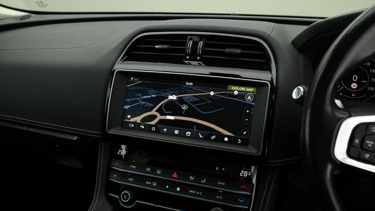 Jaguar F-PACE Image 11