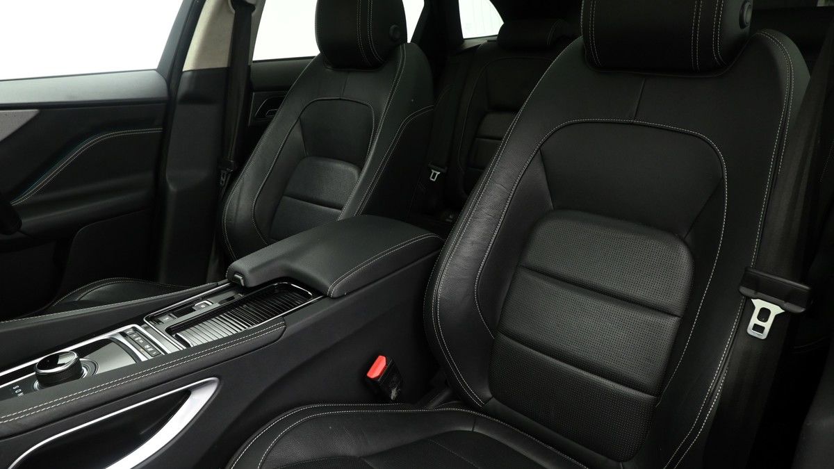 Jaguar F-PACE Image 4