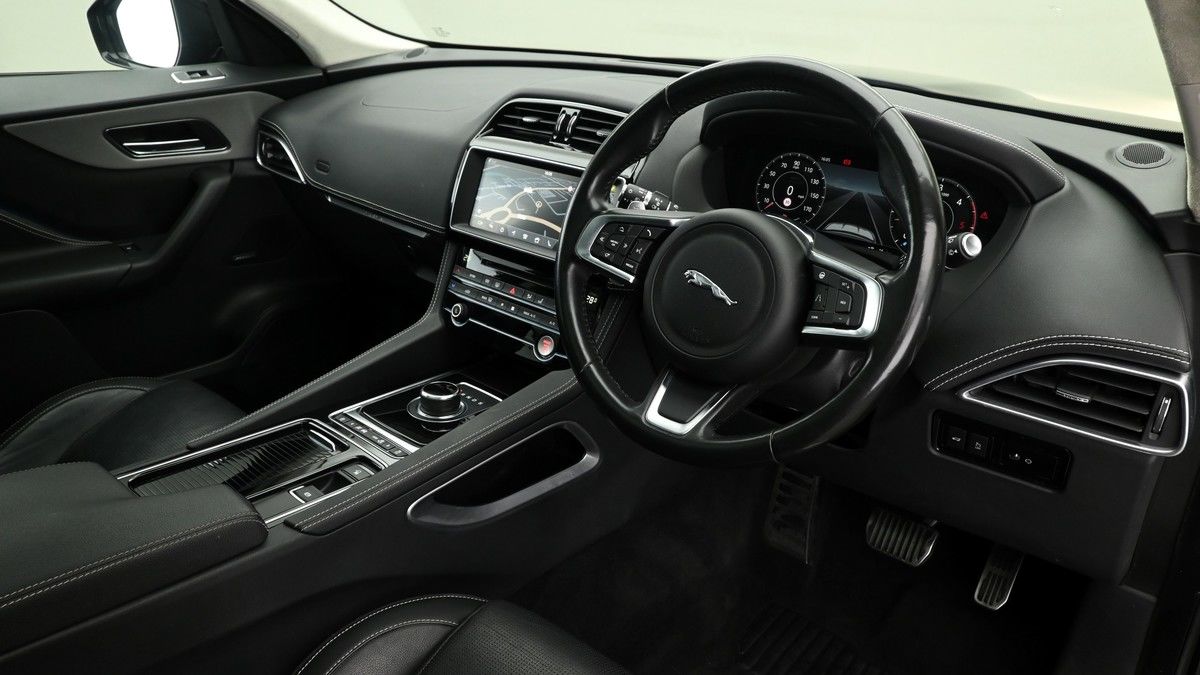 Jaguar F-PACE Image 3