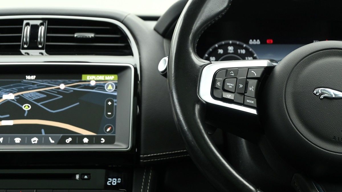 Jaguar F-PACE Image 15