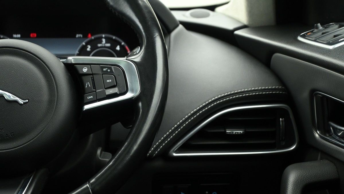 Jaguar F-PACE Image 16