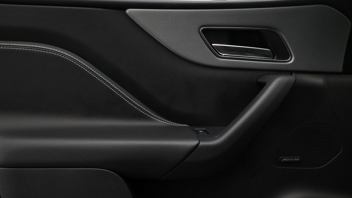 Jaguar F-PACE Image 13