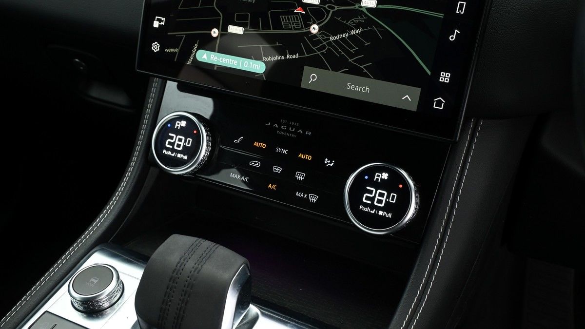 Jaguar F-PACE Image 11