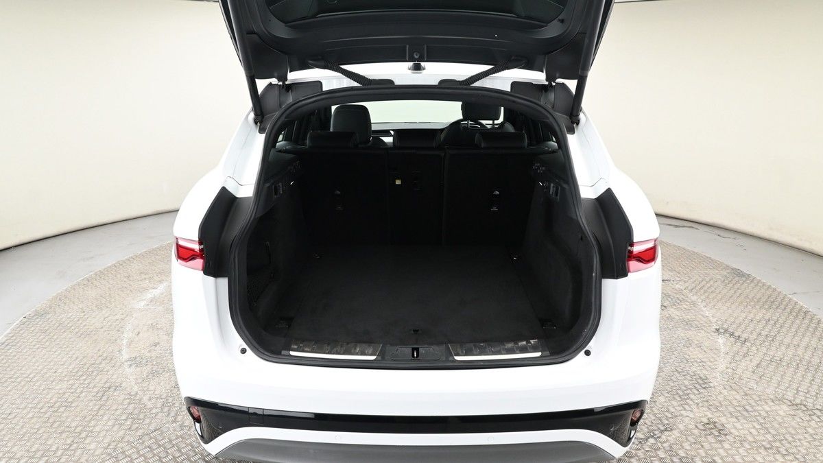 Jaguar F-PACE Image 9