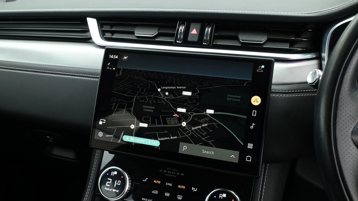 Jaguar F-PACE Image 10