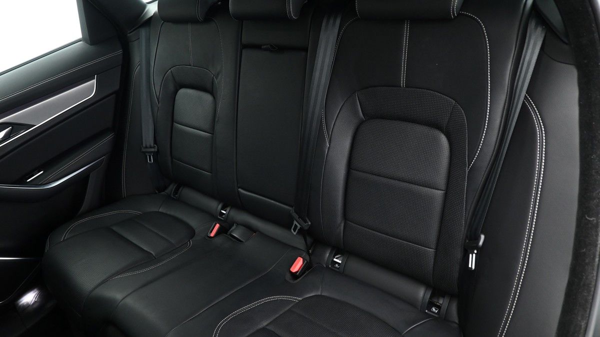 Jaguar F-PACE Image 4