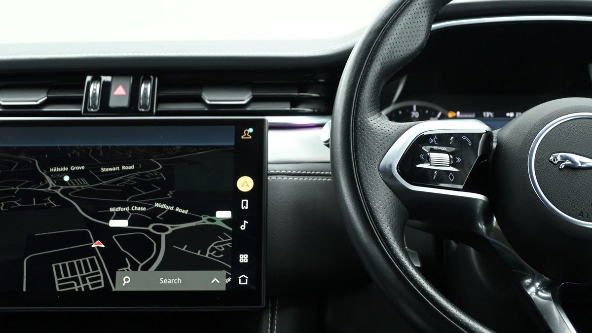 Jaguar F-PACE Image 14