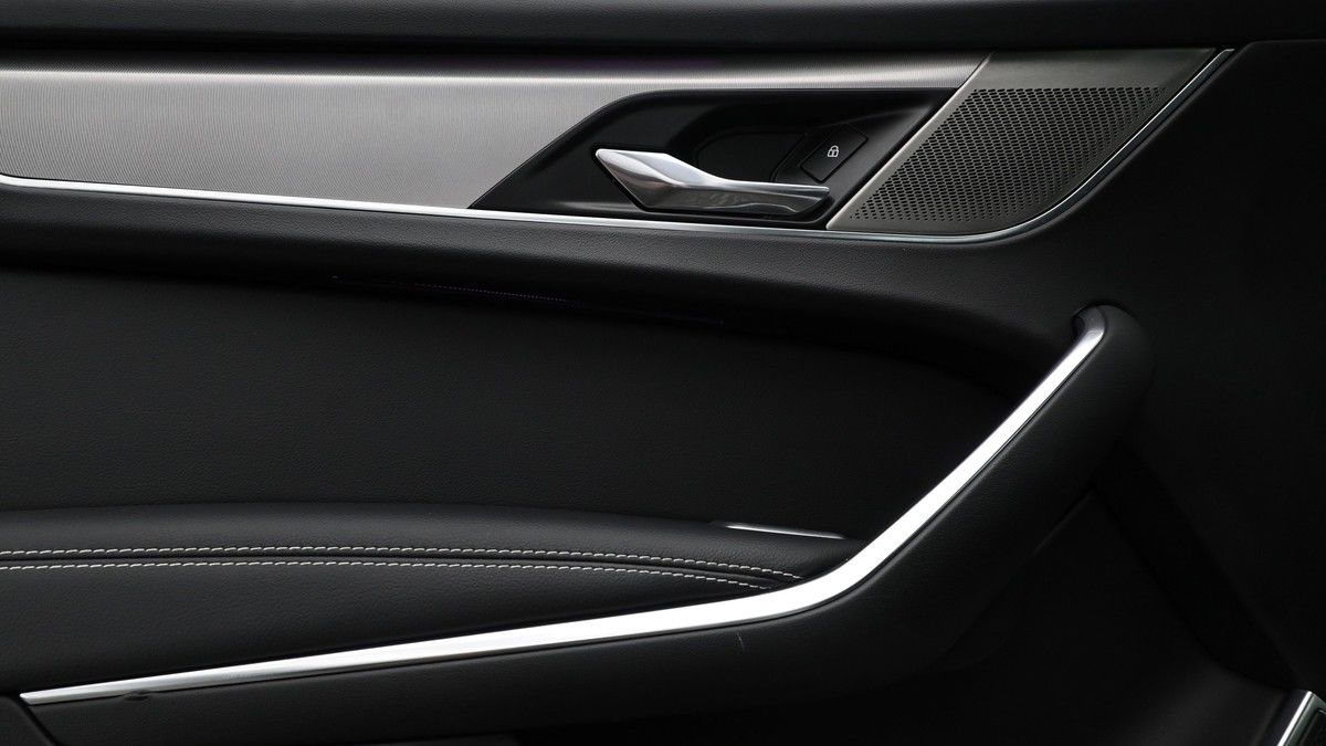 Jaguar F-PACE Image 12
