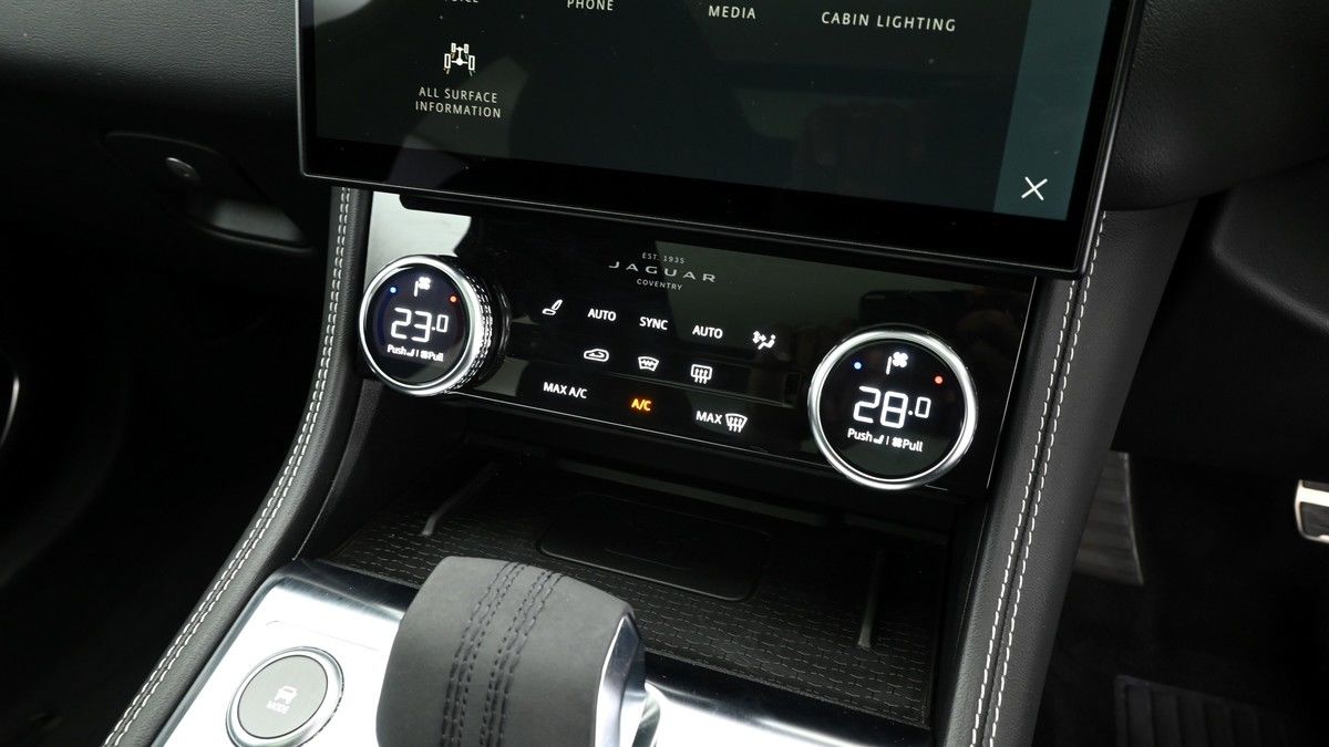 Jaguar F-PACE Image 12
