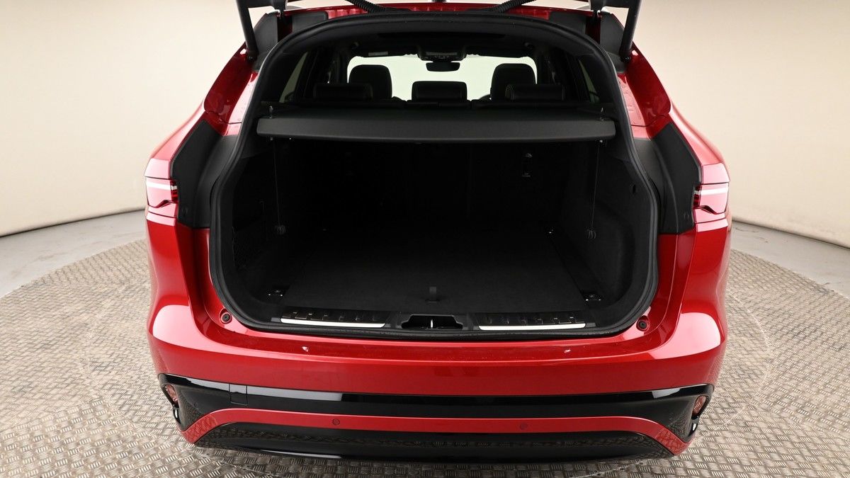 Jaguar F-PACE Image 10