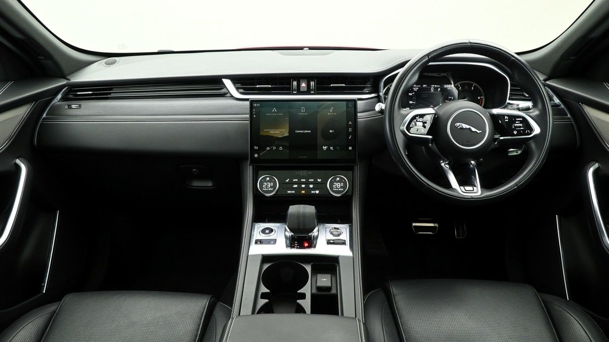 Jaguar F-PACE Image 14
