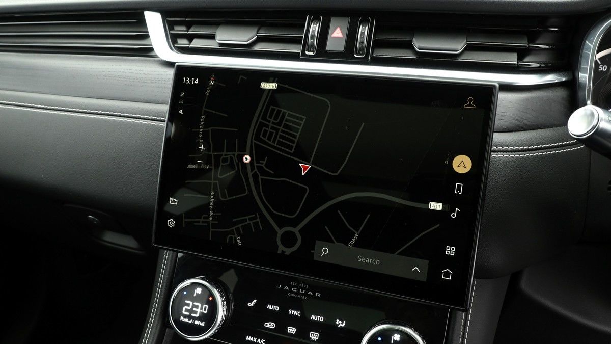Jaguar F-PACE Image 11