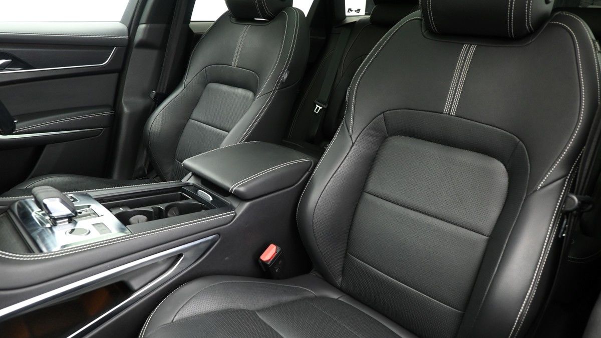 Jaguar F-PACE Image 4