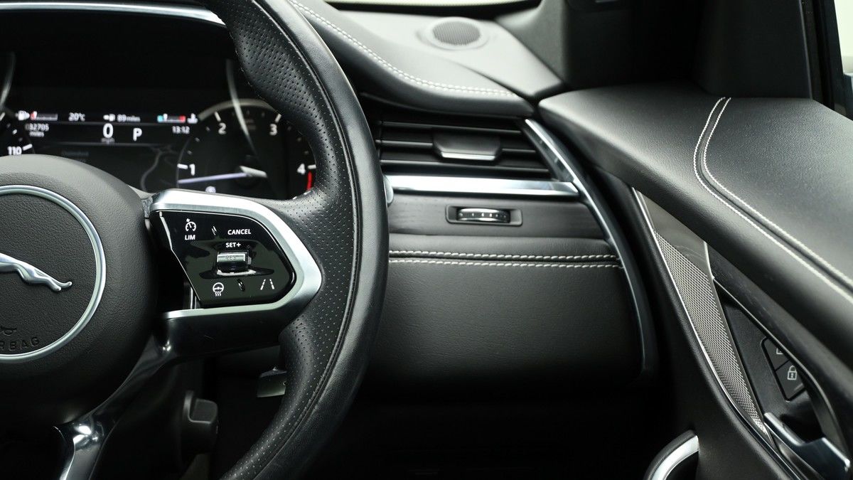 Jaguar F-PACE Image 16