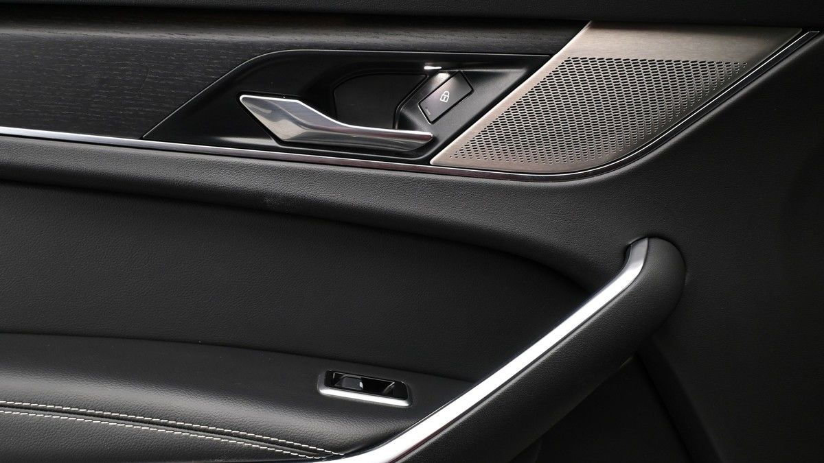 Jaguar F-PACE Image 13